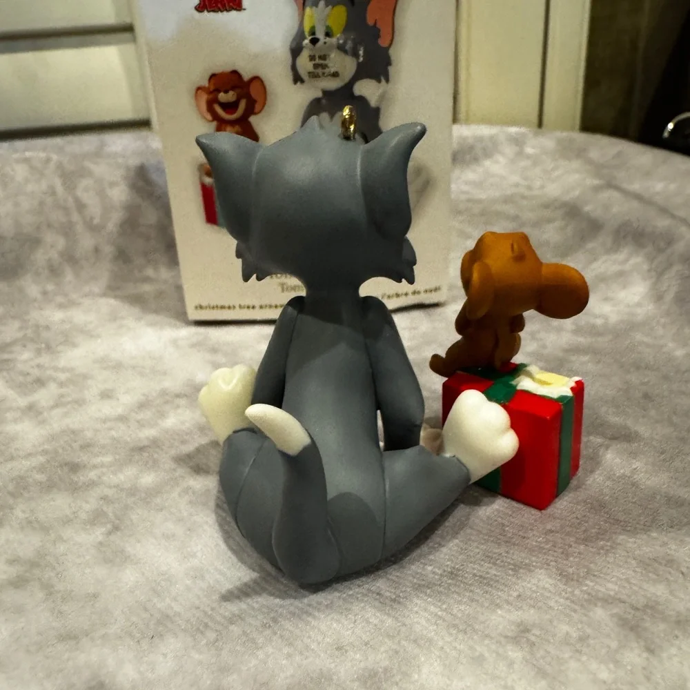 Hallmark Tom and Jerry Festive Figurine with Red and Gray‎ Accents